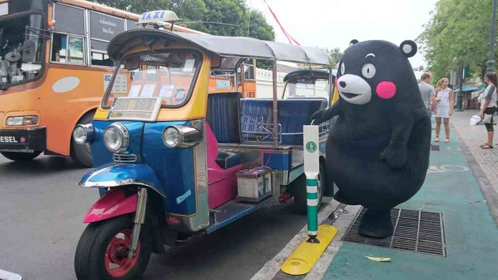 猛暑到来 ゆるキャラ「中の人」は大丈夫？熱中症防止に冷却シート貼ってステージに