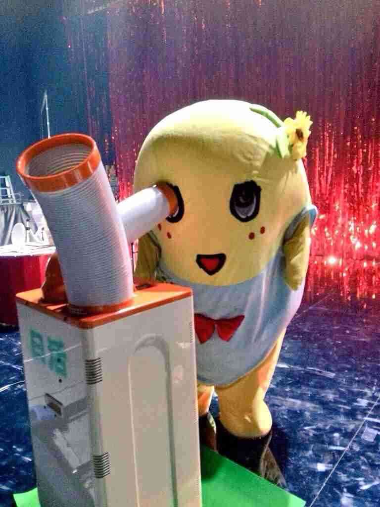 猛暑到来 ゆるキャラ「中の人」は大丈夫？熱中症防止に冷却シート貼ってステージに