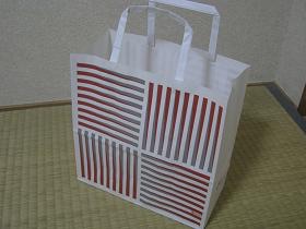 「デパートで買い物する品物は何ですか。」