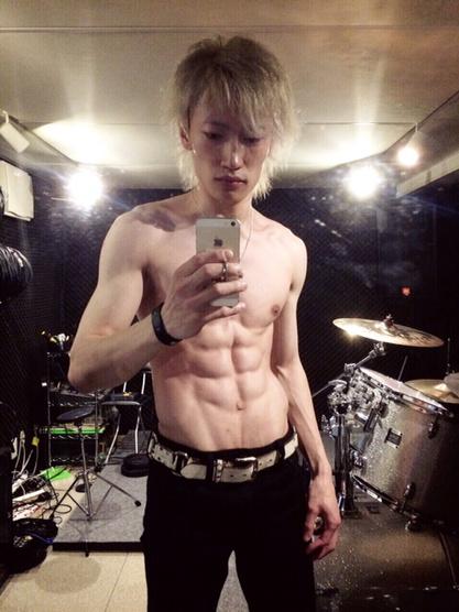 男性の筋肉画像
