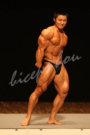 男性の筋肉画像