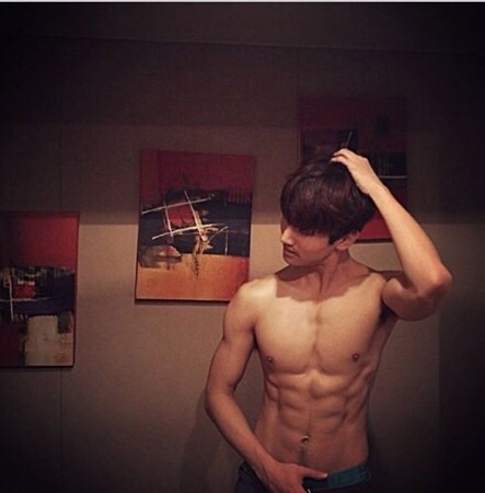 男性の筋肉画像