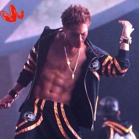 男性の筋肉画像