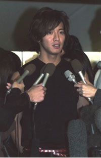 木村拓哉「俺じゃダメか?」、福士蒼汰を“あすなろ抱き” ハニカミ顔がネットで話題に