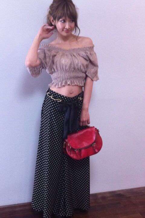 紗栄子、ブラとパンティー姿で挑発