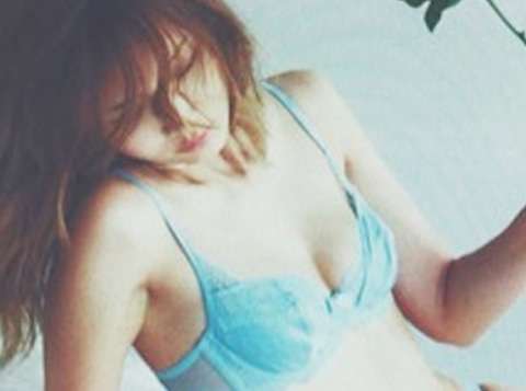 紗栄子、ブラとパンティー姿で挑発