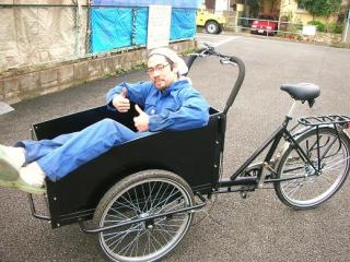 自転車の前カゴに乗る加藤茶、明石家さんま「ちょっと待て」「やめてあげて」