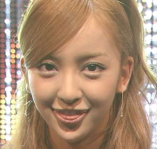 デビュー10周年の板野友美、レコ発イベントでギミギミダンス披露! ファンからのサプライズに大喜び