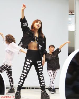 デビュー10周年の板野友美、レコ発イベントでギミギミダンス披露! ファンからのサプライズに大喜び