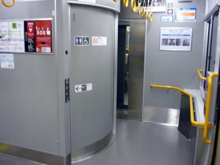 「電車内で化粧やめて!!」　地下鉄の駅に異例の啓発ポスター…乗客苦情で決断