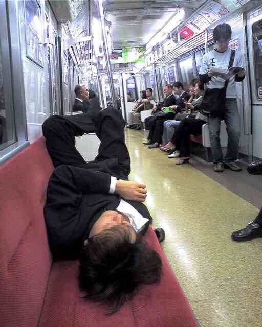 「電車内で化粧やめて!!」　地下鉄の駅に異例の啓発ポスター…乗客苦情で決断