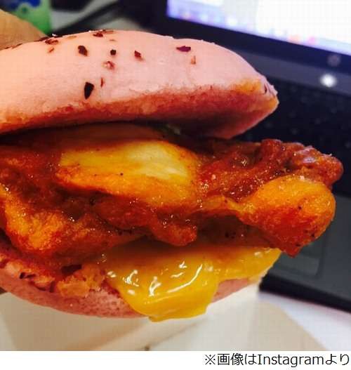 かわいいピンクの斬新バーガー、バラの風味がする海外ケンタッキー・フライドチキンの新作