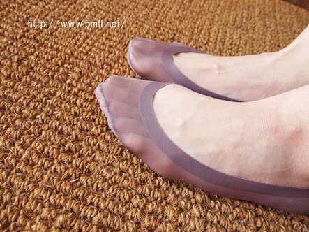 裸足でパンプスやフラットシューズ履きますか？
