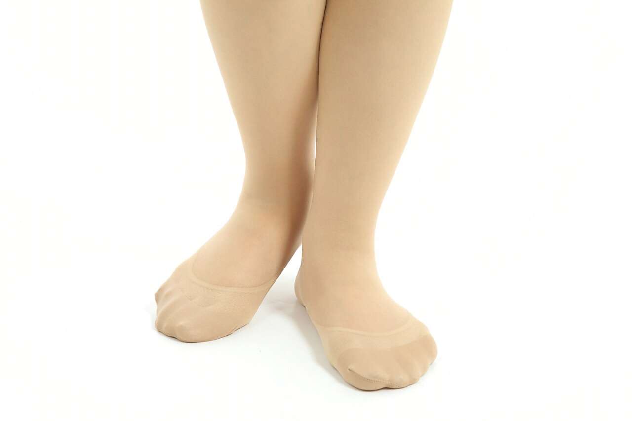 裸足でパンプスやフラットシューズ履きますか？