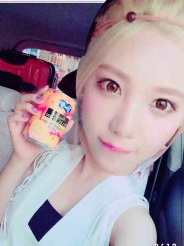 ざわちん、ブリーチ4回の明るすぎる髪色!「眩しくて見れない」の声