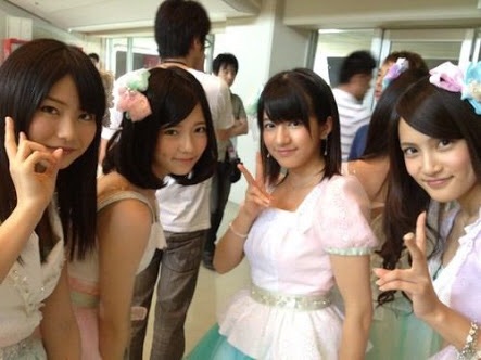 AKB48現役メンバーが「握手会中にスマホしていた」疑惑で大炎上「なんで客が並んでるのにツムツムしてるのよ」