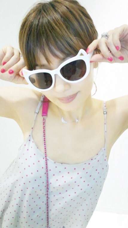 平子理沙､ベッドに横たわる美ボディ全開のセミヌードを披露!