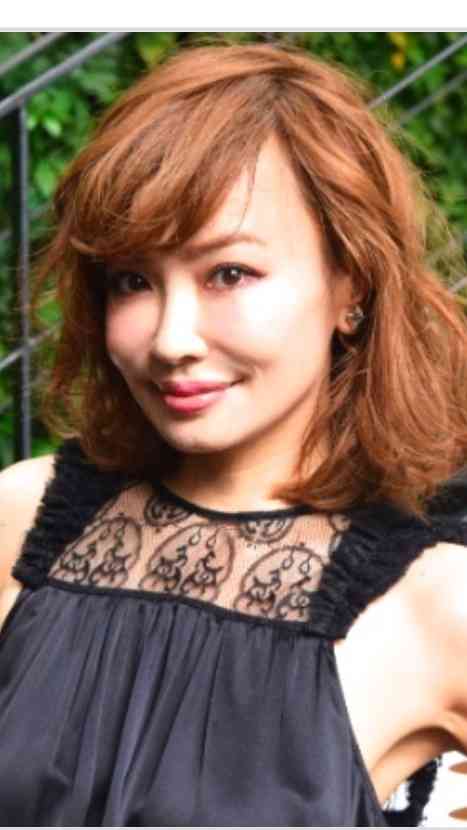 平子理沙､ベッドに横たわる美ボディ全開のセミヌードを披露!