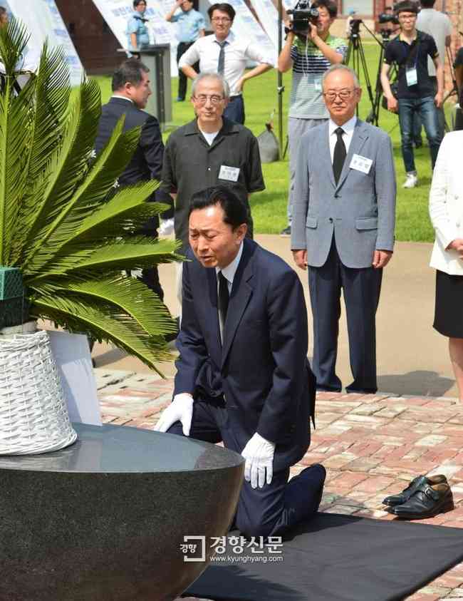 ひざまづいて謝罪 韓国で鳩山由紀夫元首相