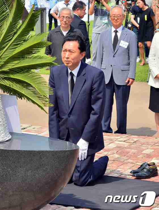 ひざまづいて謝罪 韓国で鳩山由紀夫元首相