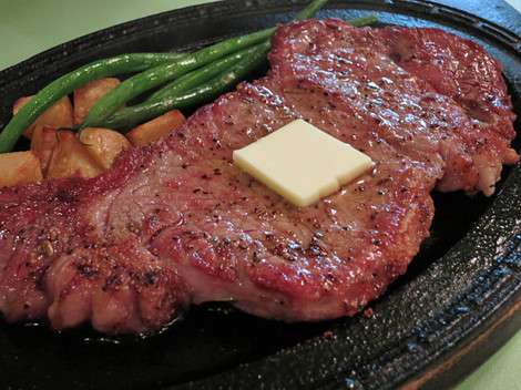 コテハンを有名人にして、ブレないコメントをするトピ