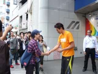 コテハンを有名人にして、ブレないコメントをするトピ