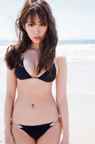 【AKB48】小嶋陽菜&高橋みなみが貴重なプライベート水着、沖縄弾丸旅行でパチリ。