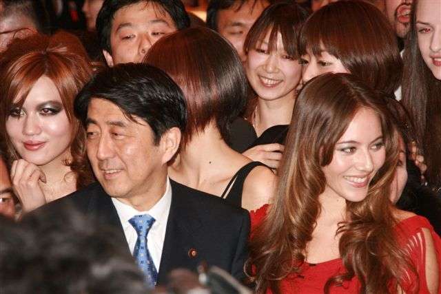 ジェンソン・バトンと道端ジェシカ夫妻が南仏で盗難、婚約指輪など約5800万円被害か