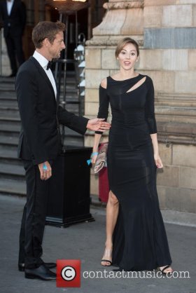 ジェンソン・バトンと道端ジェシカ夫妻が南仏で盗難、婚約指輪など約5800万円被害か