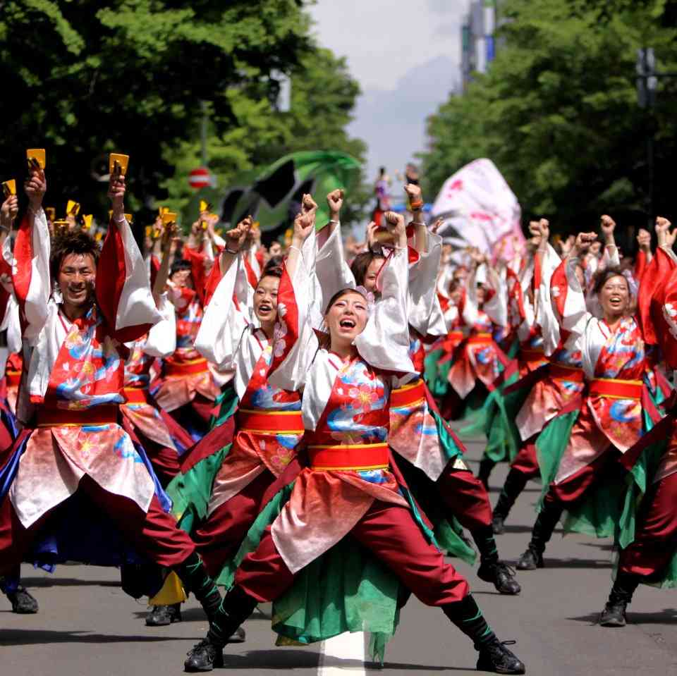 「まるでカルト」…イヤホン耳に無音で盆踊り、「うるさい」苦情で