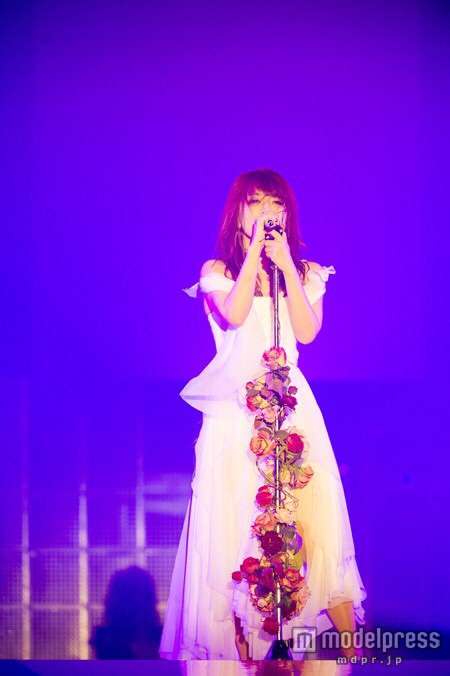 唇が不自然すぎる……浜崎あゆみの新“お直し”ジャケット写真が、またまた物議