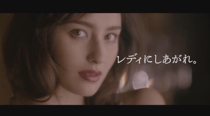 長谷川潤、大胆スリットドレスで登場 久々の日本は「テンション上がる!」