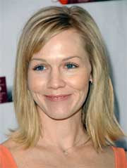 重症の米女優トリ・スペリングが日本食店提訴、火鉢に転倒で要皮膚移植の大やけど。