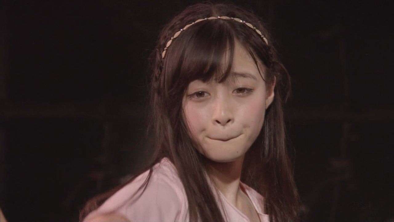 喉仏 女性 芸能人