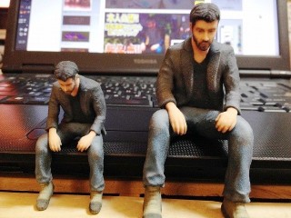 【画像】キアヌ・リーブス、ギャルに囲まれウハウハ