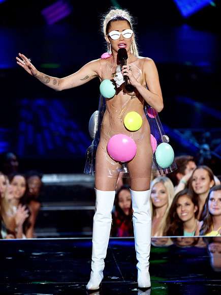 テイラー・スウィフト美くびれ見せ、マイリー・サイラス過激露出 セレブのSEXYドレススタイル【VMA2015】