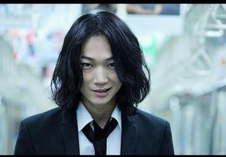 男版・剛力彩芽？「売れっ子女優を食いまくる」綾野剛の“ゴリ押し”に批判の声も