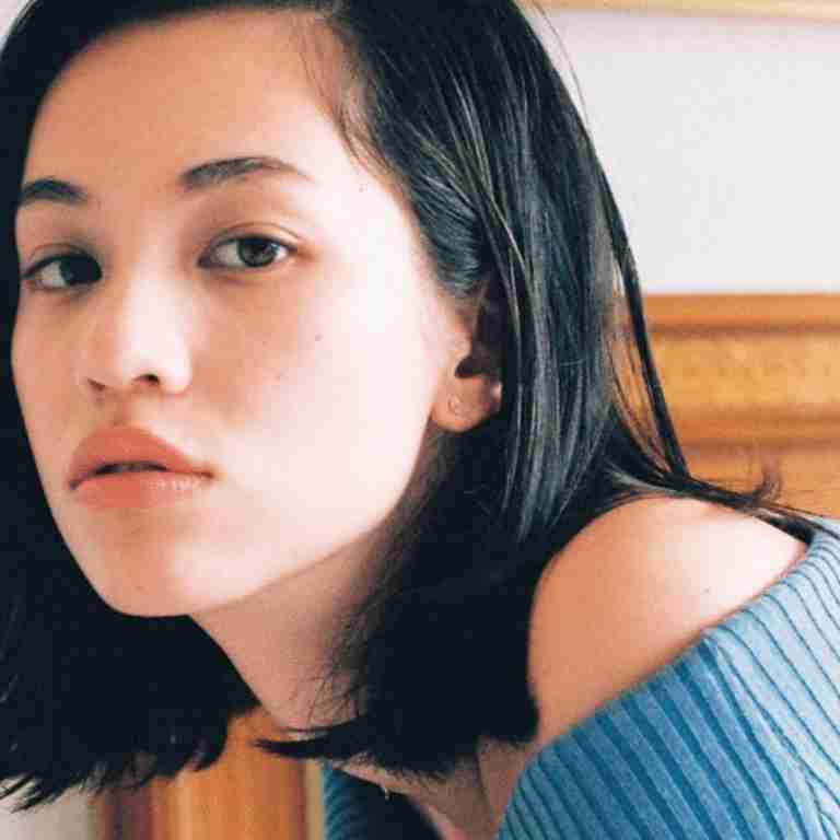 アンニュイな表情・雰囲気の男女の画像ください!