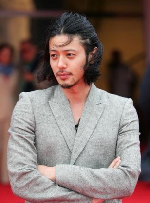アンニュイな表情・雰囲気の男女の画像ください!