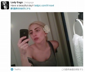 レディー・ガガ、普通すぎて目立つ。エミー賞授賞式にて。