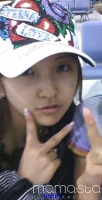 板野友美、美バスト強調 ベッド上のSEXYな姿にファン興奮