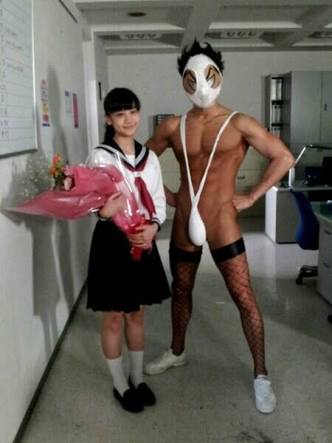 30kg増量した鈴木亮平。ブ厚い胸板がチラ見え！