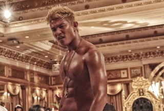 30kg増量した鈴木亮平。ブ厚い胸板がチラ見え！