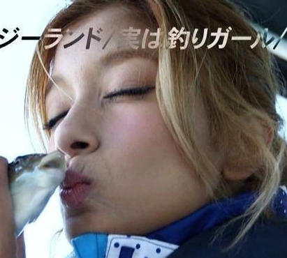 ローラ、前髪パッツン＆ショートヘアでイメージ一新 「別人みたい」「似合う」と反響