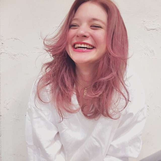 “ローラ似”のセクシーナース、瑛茉ジャスミンの際どい絶対領域。