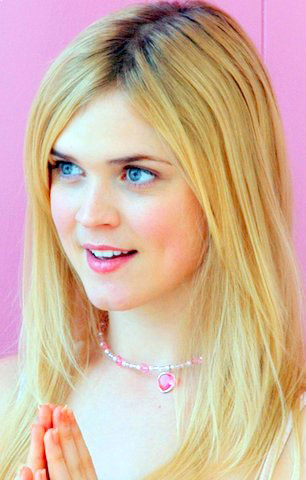 “ローラ似”のセクシーナース、瑛茉ジャスミンの際どい絶対領域。