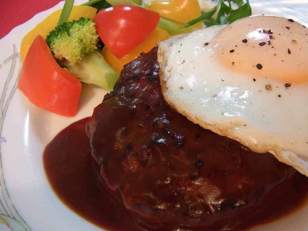 最後に生卵・半熟卵を乗せると美味しい食べ物
