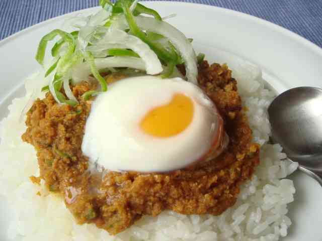 最後に生卵・半熟卵を乗せると美味しい食べ物