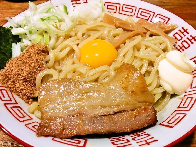 最後に生卵・半熟卵を乗せると美味しい食べ物