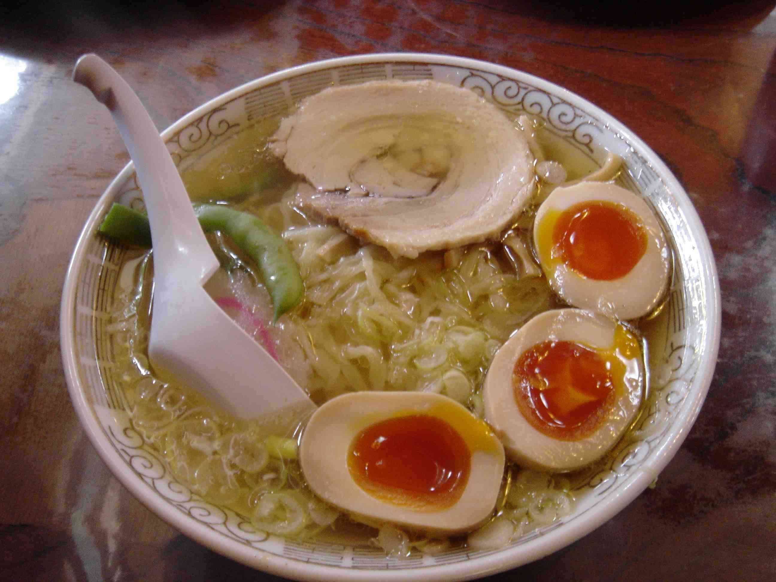 最後に生卵・半熟卵を乗せると美味しい食べ物